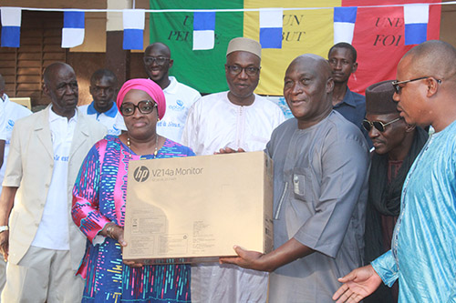 Remise de matériel scolaire par l'APBEF Mali