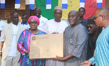 Remise de matériel scolaire par l'APBEF Mali